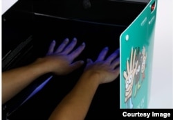 Imagine de prezentare a aparatului care depistează bacteriile rămase pe mâini, chiar și după spălarea și igienizarea lor.