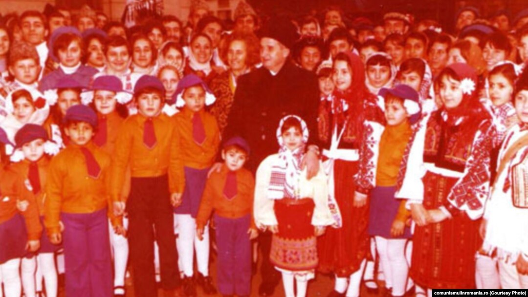 Ceaușescu dădea bani de la buget pentru serbarea Anului Nou. Nu cerea în schimb decât recunoștință. Tot anul. Așa cum văzuse în Coreea de Nord. Sursa: comunismulinromania.ro