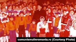 Ceaușescu dădea bani de la buget pentru serbarea Anului Nou. Nu cerea în schimb decât recunoștință. Tot anul. Așa cum văzuse în Coreea de Nord. Sursa: comunismulinromania.ro