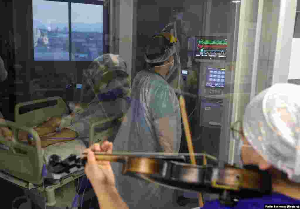 ჩილელი მედდა ვიოლინოს უკრავს კორონავირუსით დაავადებული პაციენტის გასამხნევებლად.