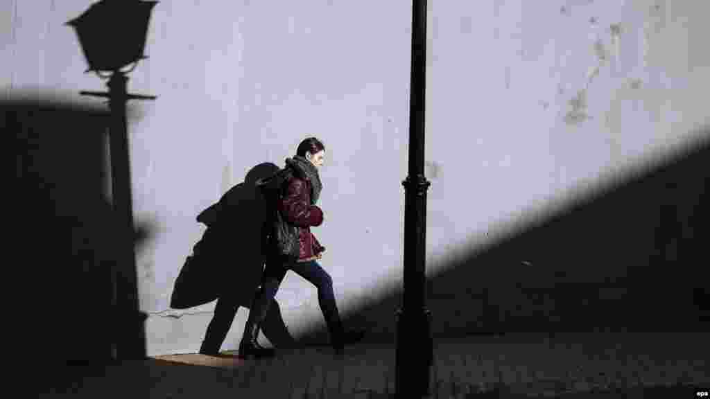 Kiýewiň merkezi, Andriýiw eňňidi köçesinden barýan aýal. (epa/Roman Pilipey)