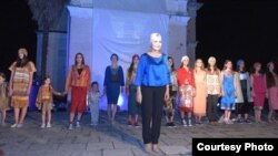 Русудан Кобякова предложила варианты платьев и костюмов, которые могут носиться нынешней осенью и зимой в Абхазии