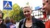 По думи на очевидец опозиционната лидерка Мария Калесникова е била завлечена от мъже в цивилни дрехи в минибус . От полицията в Минск отричат тя да е била задържана, а вътрешното министерство на Беларус отказа коментар по случая