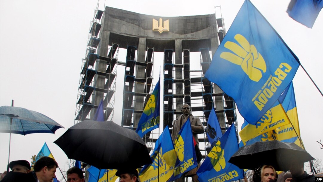 Львівські депутати обласної та міської рад сьогодні зібрались на позачергову сесію біля пам’ятника провідникові ОУН Степанові Бандері, 13 січня 2011 року