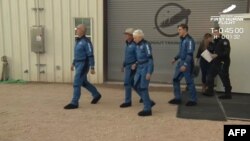 На этом изображении, взятом из видео Blue Origin, показаны Марк Безос, Джефф Безос, Уолли Фанк и Оливер Дэмен, когда они едут на стартовую площадку для первого пилотируемого полета многоразового корабля New Shepard от Blue Origin 20 июля 2021 года. 