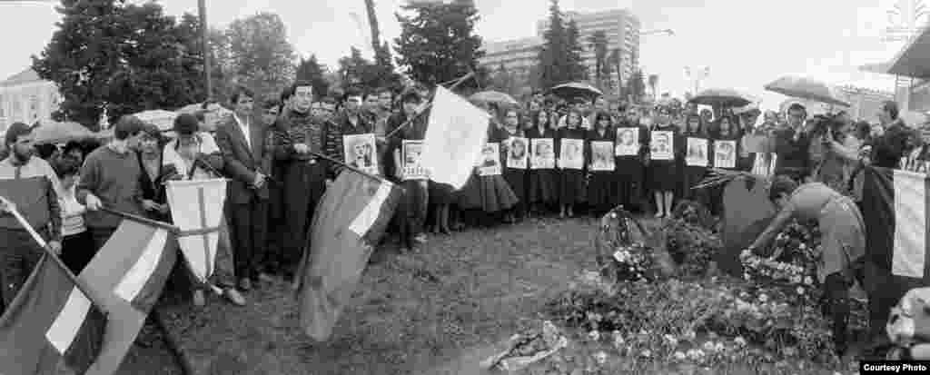 1989 წელი - ხალხი 26 მაისს 9 აპრილს დაღუპული გმირების ფოტოებით ხვდება. ერთი თვით ადრე საკავშირო ჯარებმა თბილისში საპროტესტო მიტინგის 21 მონაწილე შეიწირეს.