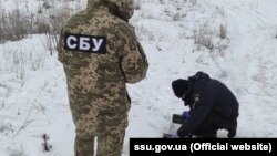 За попередніми даними, сховище зі зброєю у 2014 році облаштував бойовик, якого оголошено у розшук