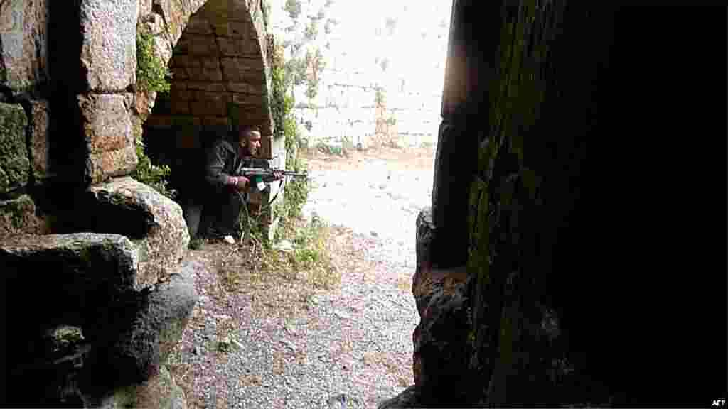 Pobunjenici nedaleko od tvrđave Krak des Chevaliers, Homs, 28. juni 2012. 