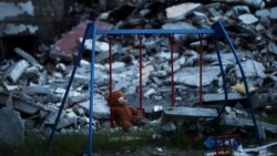 Un ursuleț de pluș atârnă într-un leagăn din fața unui bloc distrus de armata rusă în districtul Saltivka, o suburbie a orașului Harkov, din estul Ucrainei 