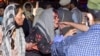 Gratë e plagosura mbërrijnë në një spital për trajtim pas dy shpërthimeve, të cilat vranë disa persona dhe plagosën shumë të tjerë, jashtë aeroportit në Kabul më 26 gusht 2021