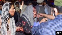 یک زن که در یکی از انفجارها در بیرون میدان هوایی کابل زخمی شده است