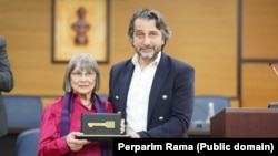 Aktivistja serbe për të drejtat e njeriut, Natasha Kandiq, pranon çmimin “Çelësi i Qytetit” të Prishtinës, nga kryetari Përparim Rama, 27 prill.