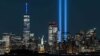 Në prapavijë të Statujës së Lirisë shihen dy drita të lëshuara, që prezantojnë dy kullat, që u rrëzuan gjatë sulmeve terroriste të 11 shtatorit 2001. Nju Jork, 11 shtator 2021. 