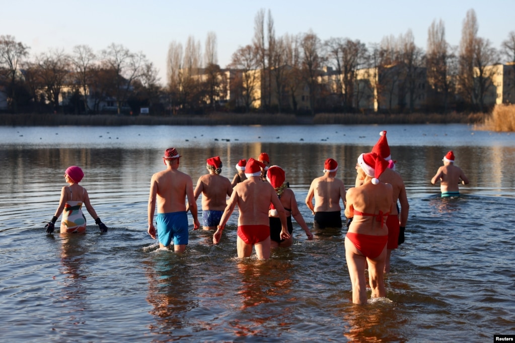 Ceremonia tradicionale e notit në ujë të ftohtë në Ditën e Kishtlindjes në Berlin, Gjermani.