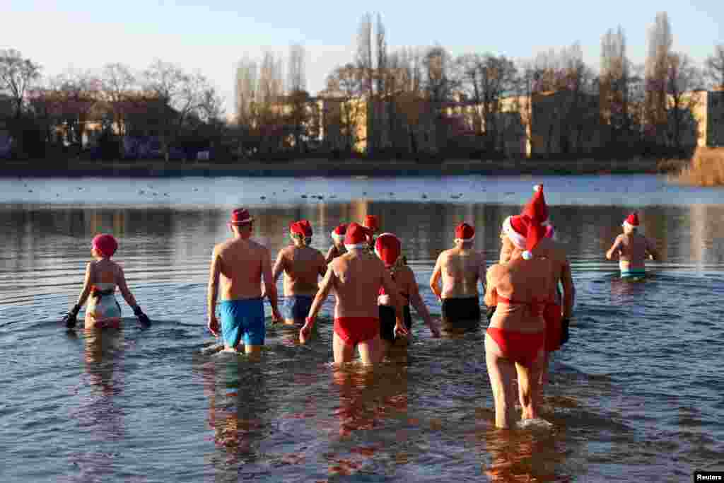 Ceremonia tradicionale e notit në ujë të ftohtë në Ditën e Kishtlindjes në Berlin, Gjermani.