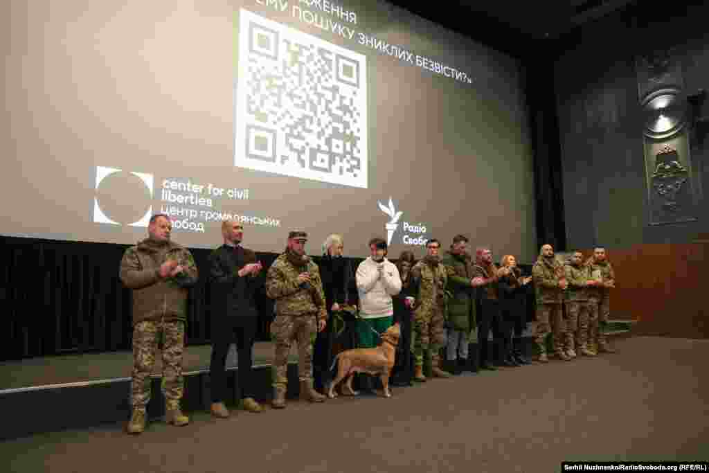 «Ми рятуємо не мертвих, ми рятуємо живих. Бо першочергово йдеться про родини, які чекають», – зазначив один із героїв фільму та голова АДВІС «Плацдарм» Олексій Юков (третій зліва), який займається пошуком тіл зниклих безвісти вже 27 років