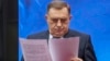 Presidenti serb i Bosnjë dhe Hercegovinës, Millorad Dodik, shikon vendimin e gjykatës e cila e dënoi atë me një vit burgim dhe ia ndaloi angazhimin në politikë për gjashtë vjet, Sarajevë, 26 shkurt 2025.