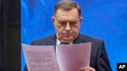 Presidenti serb i Bosnjë dhe Hercegovinës, Millorad Dodik, shikon vendimin e gjykatës e cila e dënoi atë me një vit burgim dhe ia ndaloi angazhimin në politikë për gjashtë vjet, Sarajevë, 26 shkurt 2025.