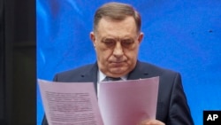 Milorad Dodik čita presudu Suda Bosne i Hercegovina, Banja Luka, BiH, 26. februara 2025.