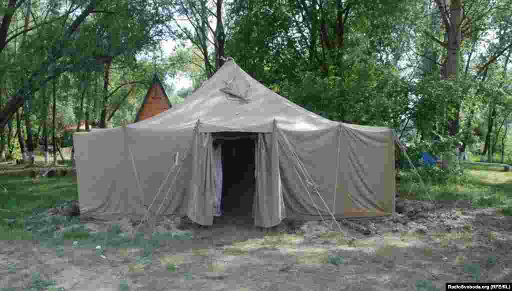 Військових наметів для іноземних гостей встановили всього шість штук