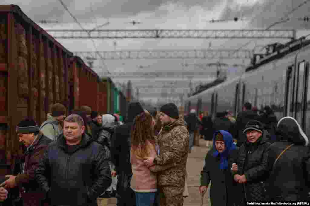 Із кінця жовтня поїзди, що прибувають із західного напрямку до Краматорського району Донецької області, доїжджають не до кінцевої станції Краматорськ, а зупиняються у Харківській області