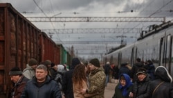 Разьвітаньне ўкраінскага салдата на вакзале ў Краматорску. Архіўнае фота