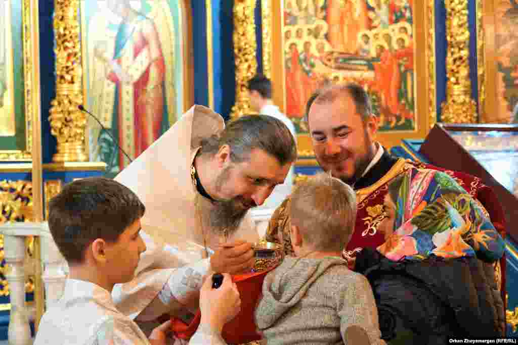 Різдво в соборі в Нур-Султані, Казахстан. Православне християнство є другою за величиною релігією у цій переважно мусульманській країні