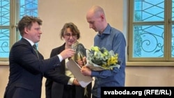 Справа на здымку былы палітвязень Эдуард Пальчыс атрымлівае за Анджэя Пачобута прэмію Ежы Гедройця. У цэнтры - былая кіраўніца Белсату Агнешка Рымашэўска.