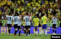 Lojtarët argjentinas duke e festuar fitoren ndaj Brazilit në ndeshjen kualifikuese për Kupën e Botës 2026, në Maracana të Rio de Zhanieros.