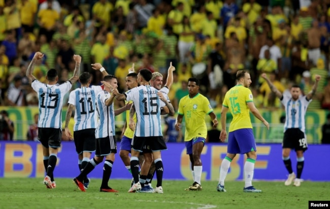 Lojtarët argjentinas duke e festuar fitoren ndaj Brazilit në ndeshjen kualifikuese për Kupën e Botës 2026, në Maracana të Rio de Zhanieros.