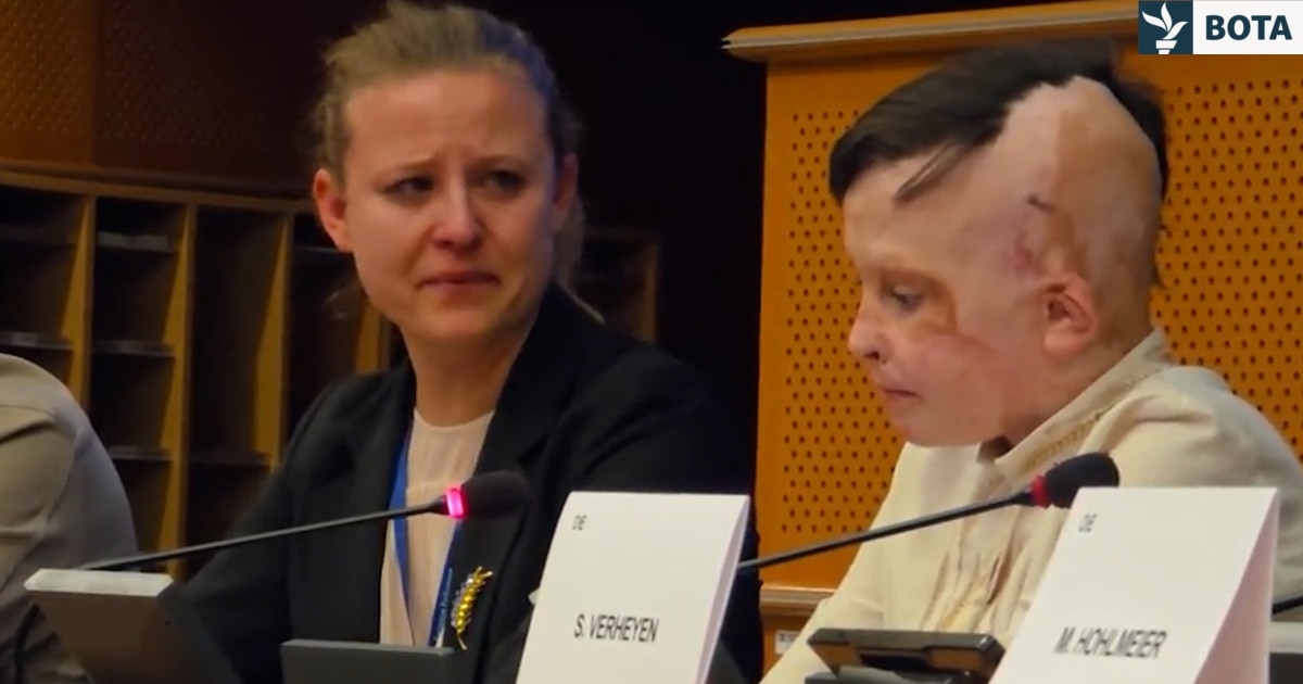 Përkthyesja në lot gjatë dëshmimit të djaloshit ukrainas në Parlamentin Evropian