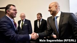 Лаша Жвания (слева) и представитель генсека НАТО Джеймс Аппатурай. Тбилиси, 12 декабря 2018 г.