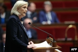 Președinta fracțiunii „Rassemblement National” (RN), Marine Le Pen, este unul din adversarii cei mai înfocați ai implicării mai mari ai Franței în conflictul din Ucraina.