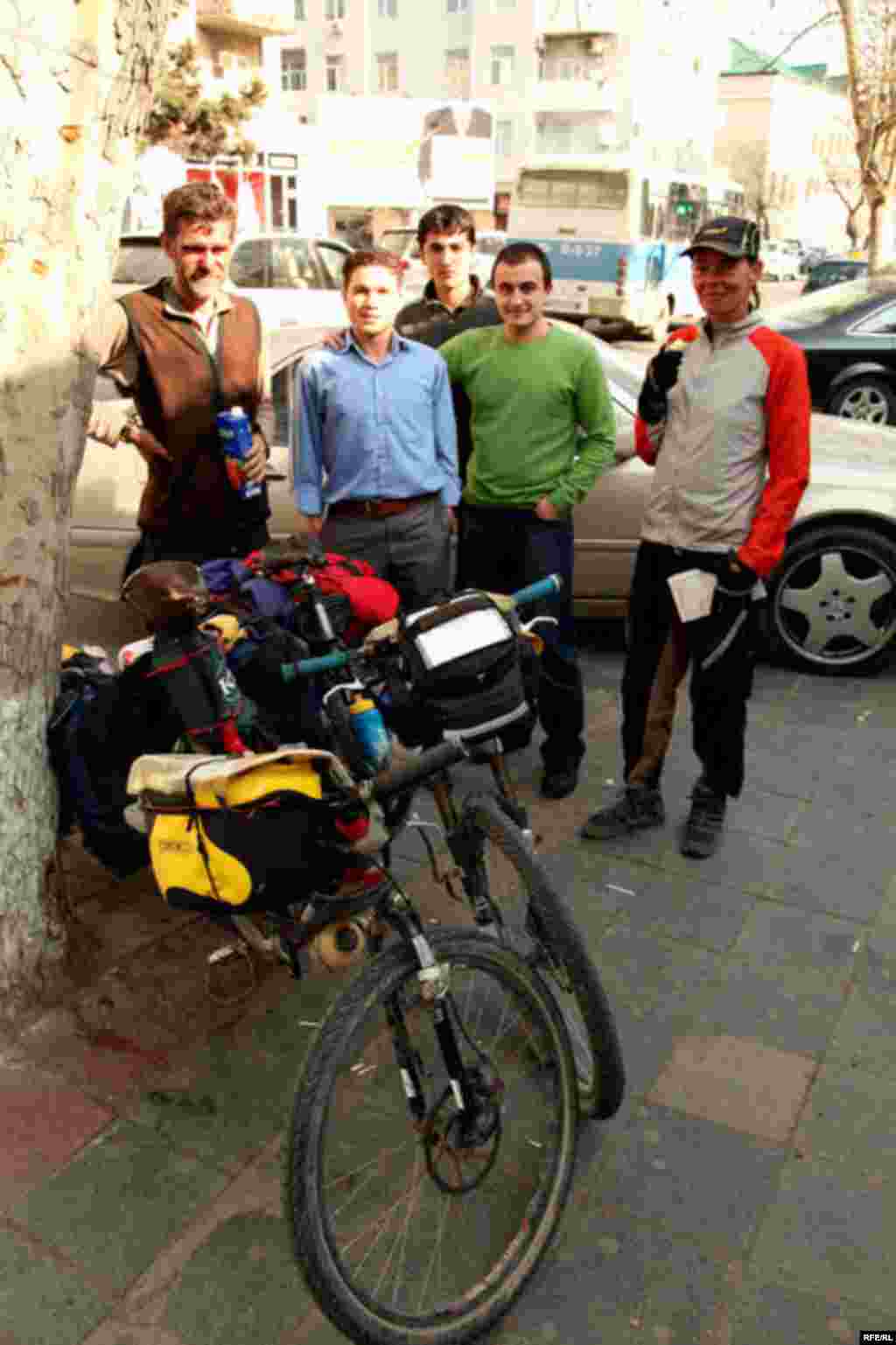 Dünyanı velosipedlə gəzən cütlük Bakıda #8