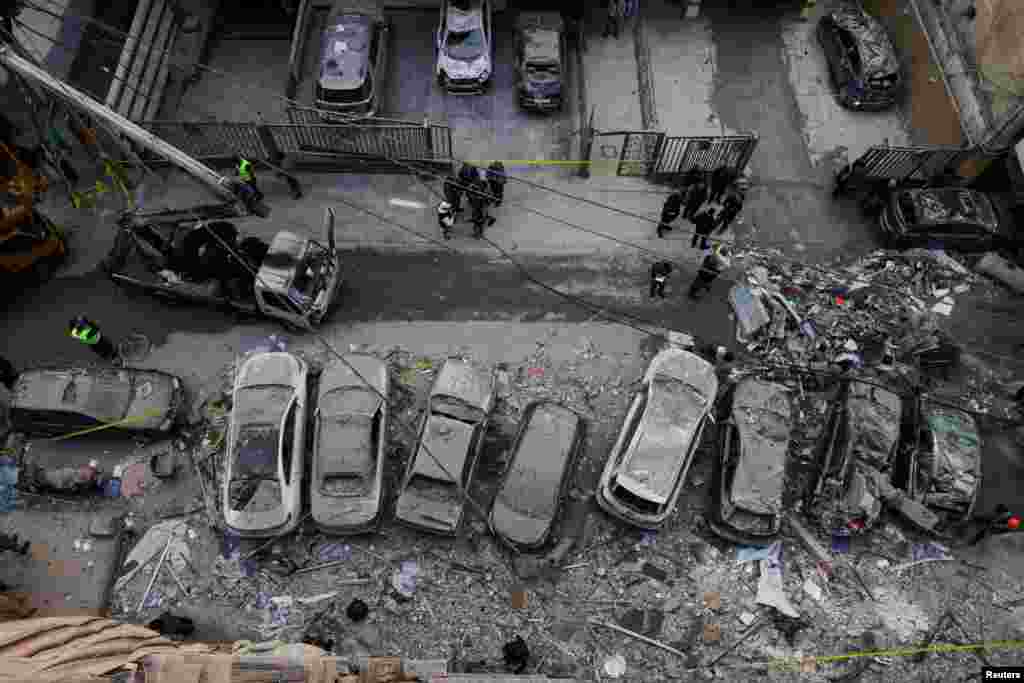Обломки и поврежденные автомобили на месте израильского удара по жилому дому в центре Бейрута, Ливан, 11 марта 2026 года. REUTERS/Эмили Мади