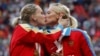 Вызов или традиция: споры о поцелуе спортсменок