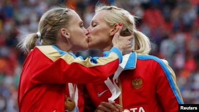 Аяқтарының арасы бар қыздардың фотосуреттері