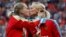 Жеңіл атлетикадан әлем чемпионатының 4х400 эстафетасынан алтын медаль алған ресейлік қыздар сүйісіп тұр. Мәскеу, 17 тамыз 2013 жыл. 