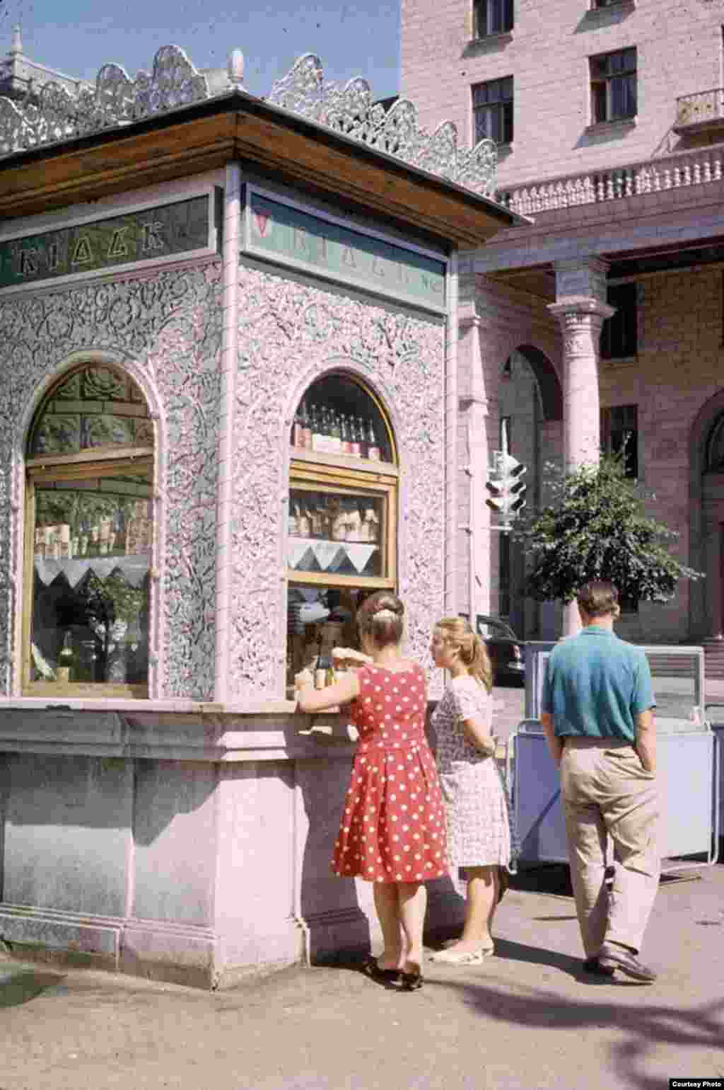 Kiosk No. 125 in Kyiv used to sell beverages and also alcoholic drinks and cigarettes. The kiosk is still there but looks rather different today.