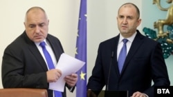 Premierul Boiko Borisov (stânga) şi preşedintele Rumen Radev