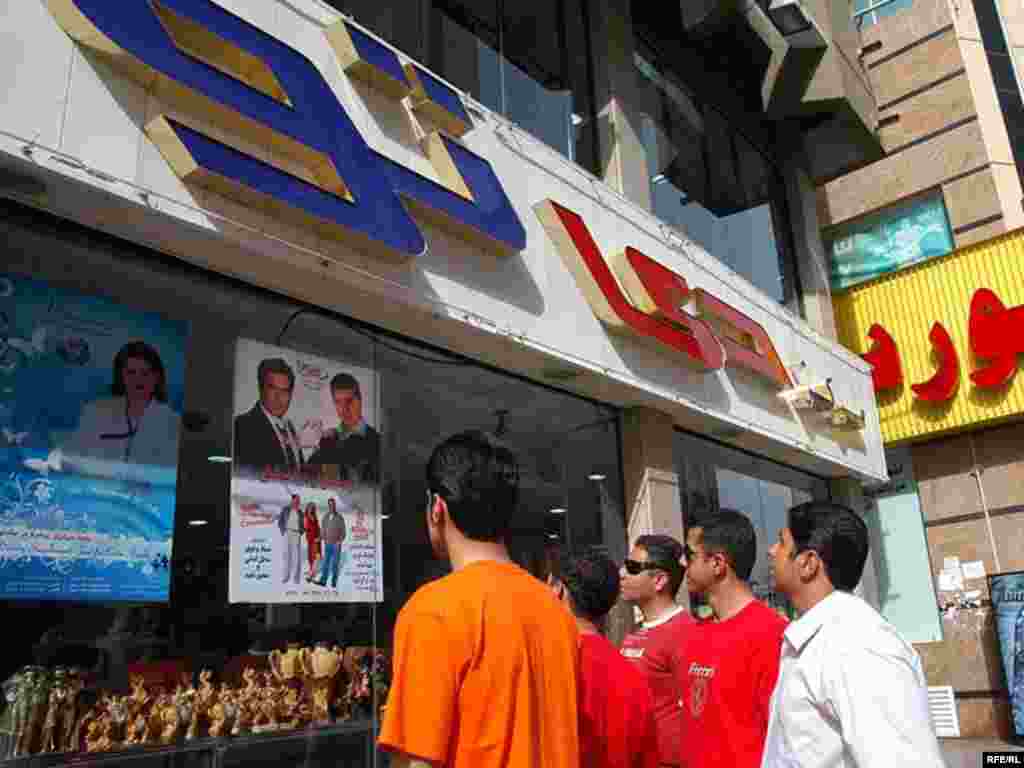 چند جوان سیرجانی که می خواهند بلیت تئاتر «از ماهواره با عشق» را بخرند و بهروز وثوقی را از نزدیک ببینند. بهروز وثوقی از هنرپیشه های مشهور ایران است که از انقلاب سال ۱۳۵۷ تا کنون خارج نشین است.