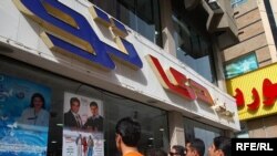 چند جوان سیرجانی می خواهند بلیت تئاتر «از ماهواره با عشق» را در دبی بخرند و بهروز وثوقی را از نزدیک ببینند.