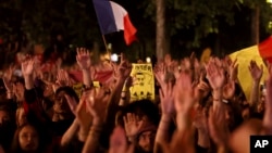 Okupljeni na ulicama Pariza tokom protesta protiv stranke "Nacionalno okupljanje" nakon prvogkruga izbora 30. juni 2024. 
