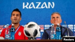 Masoud Shojaei (left) attends a press conference in Kazan, Russia, with Iran coach Carlos Queiroz during the FIFA World Cup in June 2018.