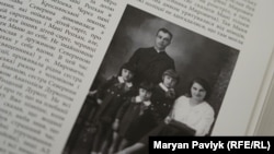 Отець Ярослав і Серевина Мировичі з доньками