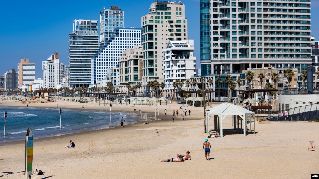 ساحل خلوت تل‌آویو، در میانه جنگ ایران و تداوم حملات موشکی به اسرائیل، چهارم فروردین