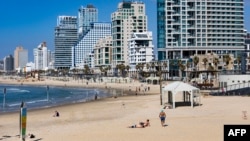 ساحل خلوت تل‌آویو، در میانه جنگ ایران و تداوم حملات موشکی به اسرائیل، چهارم فروردین