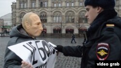 Roman Roslovtsev Putin maskasıyla etiraz aksiyası