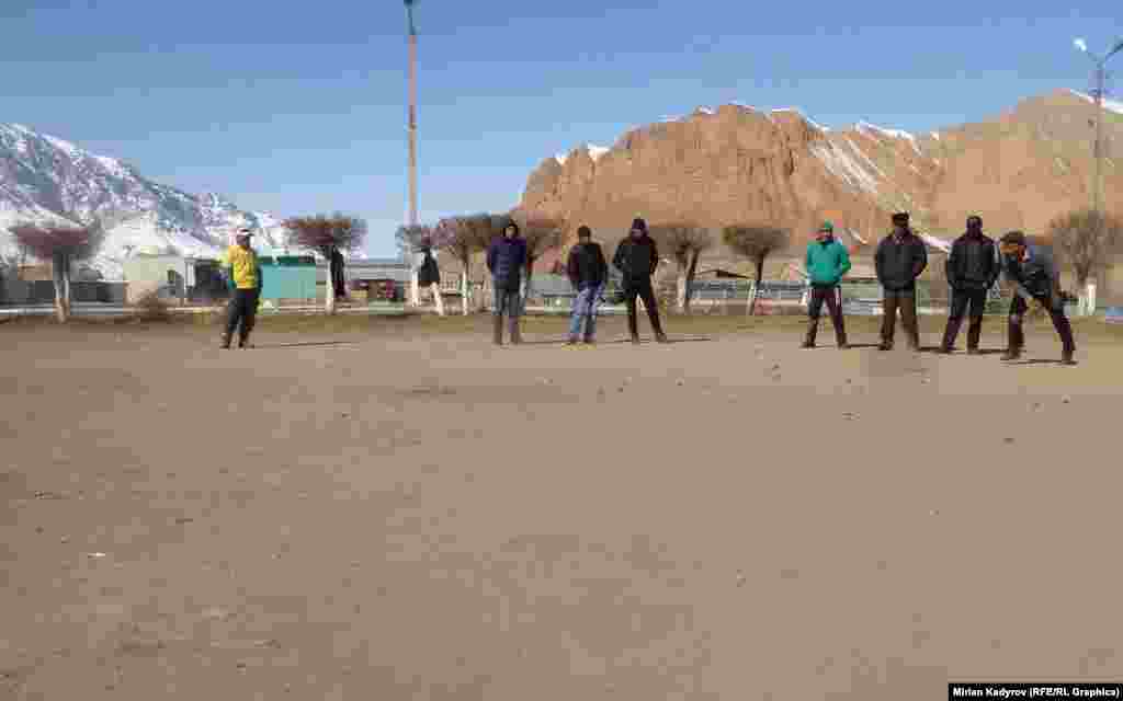 Аянты тапталган, таза, тегиз жер же атайылап кой жаткырылган сары короо. Борборго (жыдымак) аттын кылы байланган мык житире кагылат. Аркан же жип менен борбордон 7-9 метр (25-30 таман) аралыкта айланта чийилет.