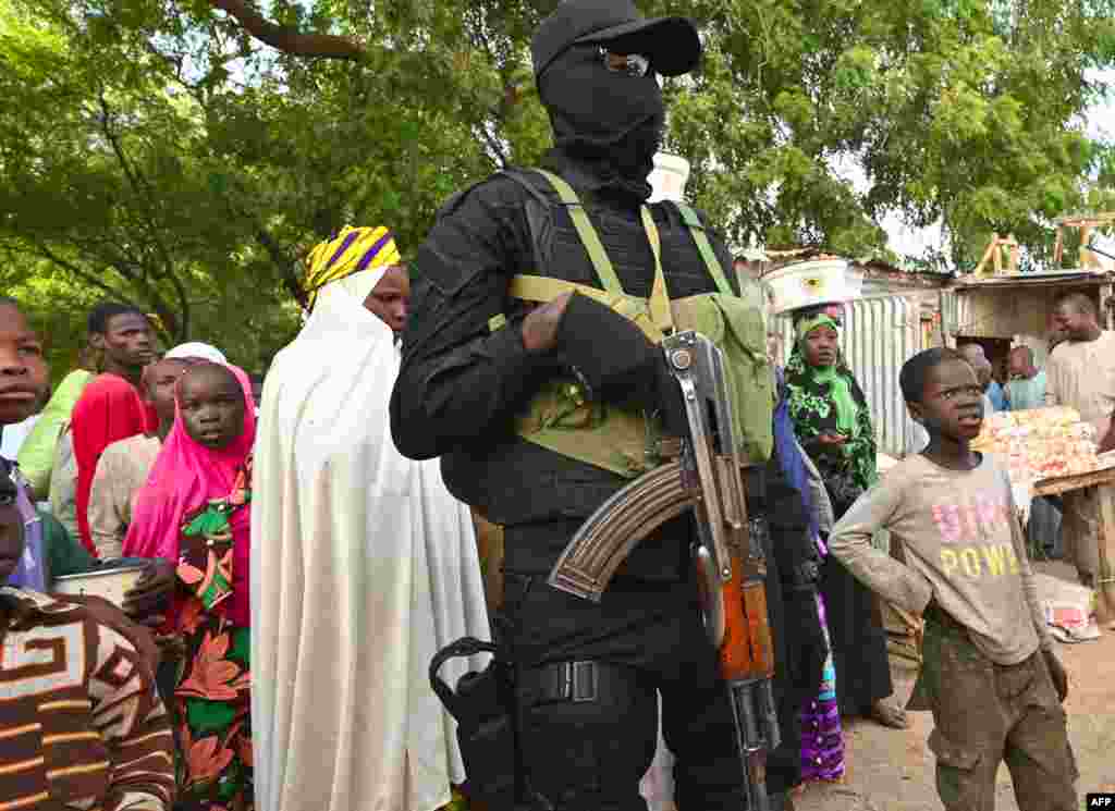 НИГЕР - Најмалку 49 луѓе, вклучително и 40 вооружени напаѓачи, загинале во судирите во немирниот југозападен регион во Нигер, во близина на границата со Мали, соопшти владата на оваа африканска држава.